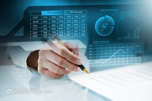 数据洞察，决策未来 女商人的近景工作场景分析